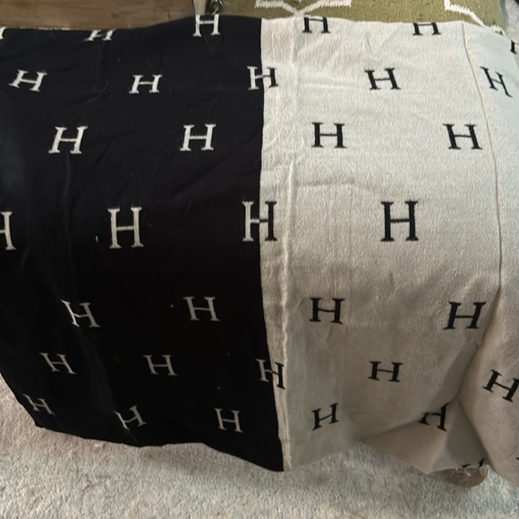 Hermès  Gris Fonce and Écru Avalon Wool Scarf and Cashmere Throw blanket - Picture 2 of 2